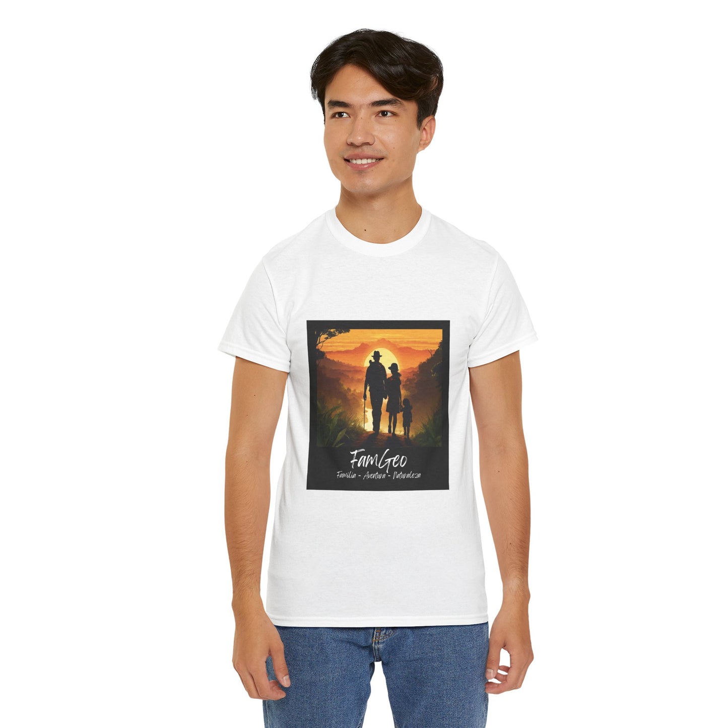 Camiseta Unisex de Manga Corta con Logo de FamGeo (Familia-Aventura-Naturaleza)